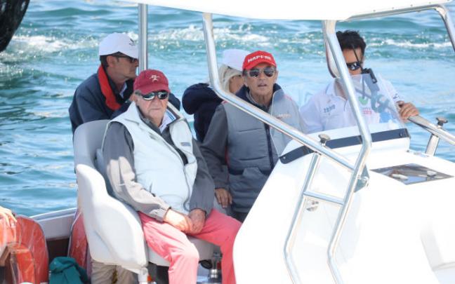 Juan Carlos y Pedro Campos en una embarcación auxiliar.