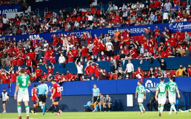 Los aficionados rojillos disfrutan del partido entre Osasuna y Betis.