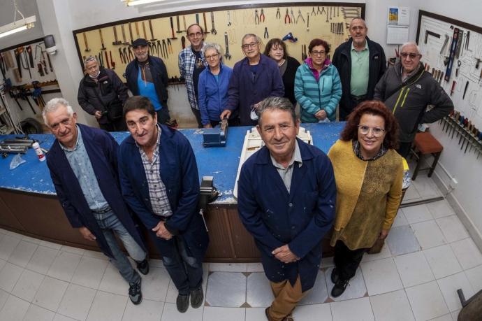 Integrantes de la asociación de jubilados voluntarios El Taller, en su local en la calle Uztarroz en la Rochapea.