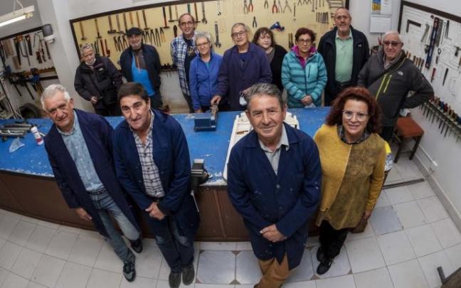 Integrantes de la asociación de jubilados voluntarios El Taller, en su local en la calle Uztarroz en la Rochapea. Integrantes de la asociación de jubilados voluntarios El Taller, en su local en la calle Uztarroz en la Rochapea.