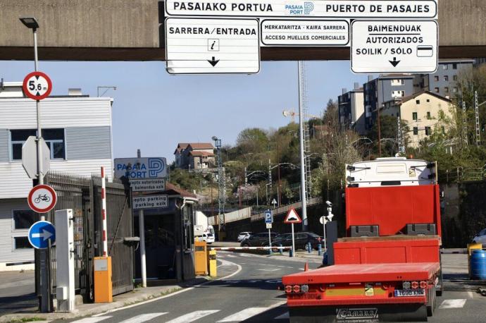 Camiones acceden al recinto portuario de Pasaia.