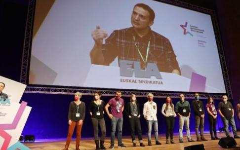 El secretario general de ELA, Mitxel Lakuntza, (i) durante su intervención