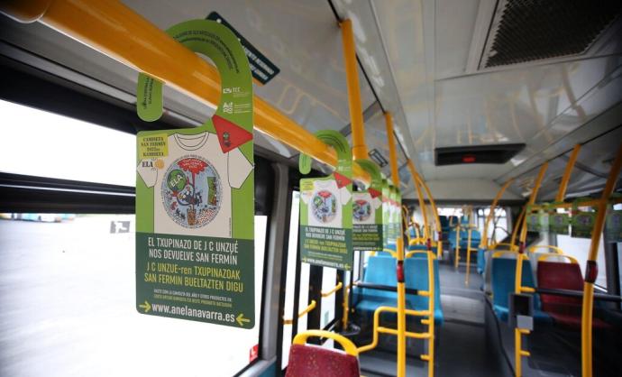 Carteles instalados en las villavesas a favor del acto en el Labrit que serán visibles en el transporte comarcal desde mañana martes.