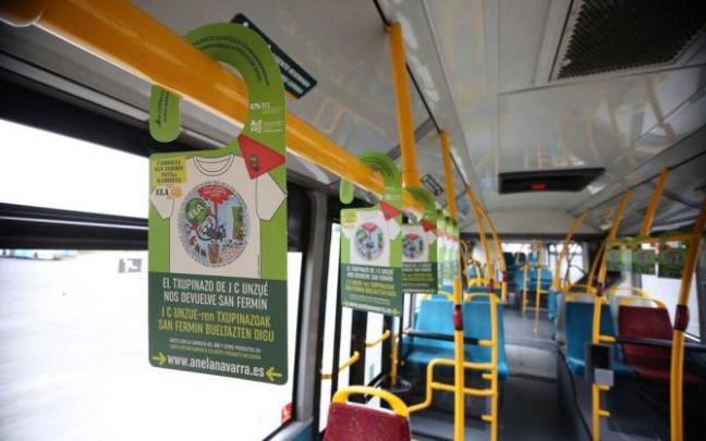 Carteles instalados en las villavesas a favor del acto en el Labrit que serán visibles en el transporte comarcal desde mañana martes. Carteles instalados en las villavesas a favor del acto en el Labrit que serán visibles en el transporte comarcal desde mañana martes.
