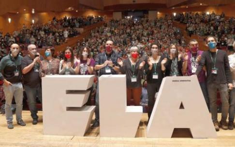 El secretario general de ELA, Mitxel Lakuntza, con el nuevo comité ejecutivo elegido en el XV Congreso del sindicato.