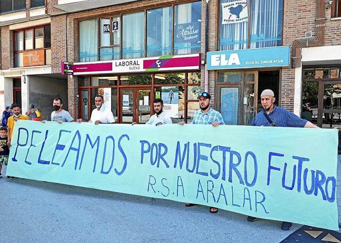 Mostafa Essouabny, a la derecha, con un grupo de compañeros ayer en Altsasu. Foto: N.M.