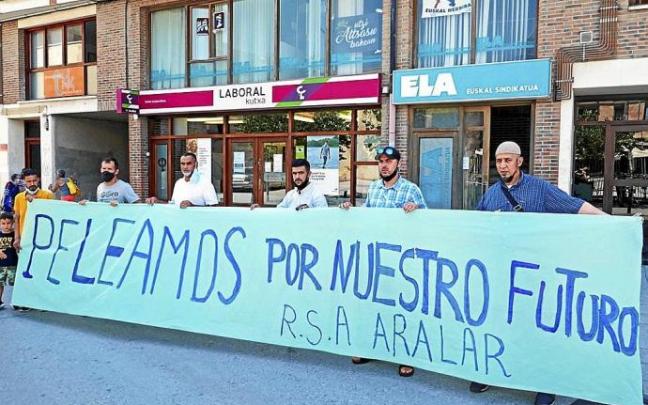 Mostafa Essouabny, a la derecha, con un grupo de compañeros ayer en Altsasu. Foto: N.M. Mostafa Essouabny, a la derecha, con un grupo de compañeros ayer en Altsasu. Foto: N.M.