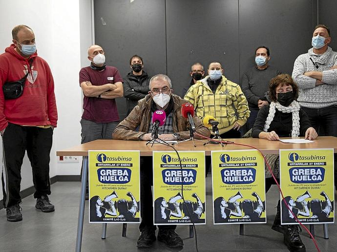 Delegados sindicales y trabajadores de Tasubinsa, en la sede de LAB. Foto: Unai Beroiz