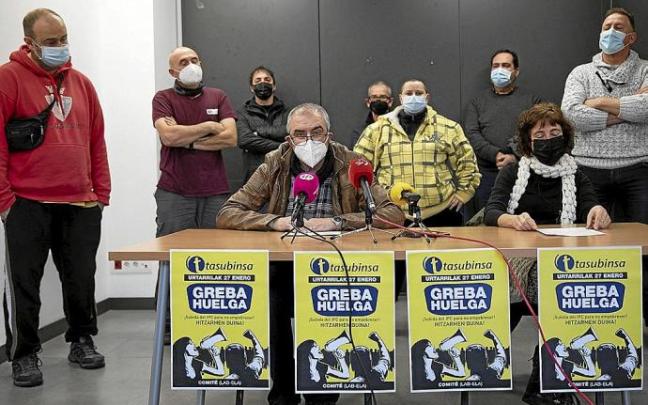 Delegados sindicales y trabajadores de Tasubinsa, en la sede de LAB. Foto: Unai Beroiz