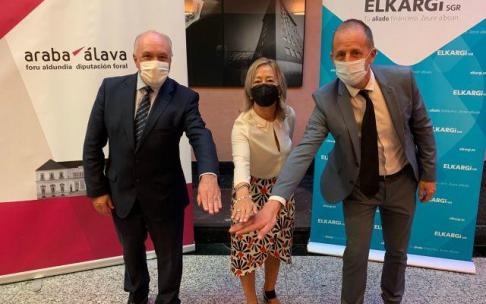 Firma del acuerdo entre la Diputación alavesa y Elkargi.