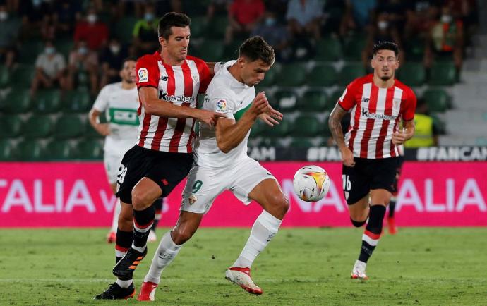 Vivian pugna con Lucas Boyé en el partido de la primera vuelta en Elche (0-0)