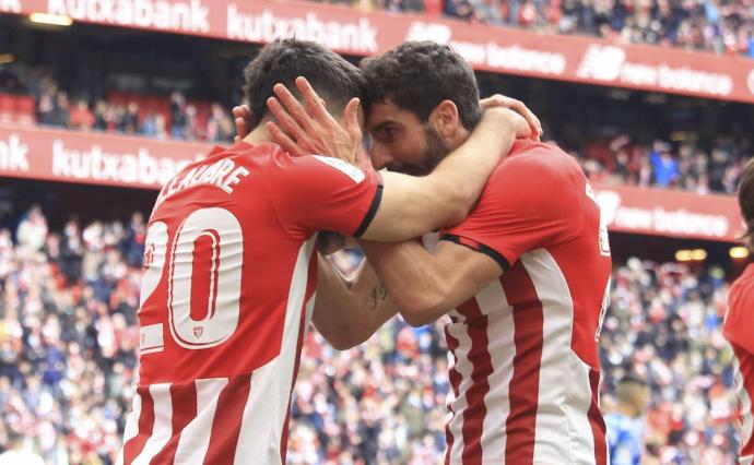 Raúl García felicita a Asier Villalibre por su gol ante el Elche