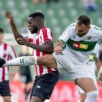 Iñaki Williams y Gonzalo Verdú luchan por el balón durante el encuentro de ida entre el Athletic y el Elche.
