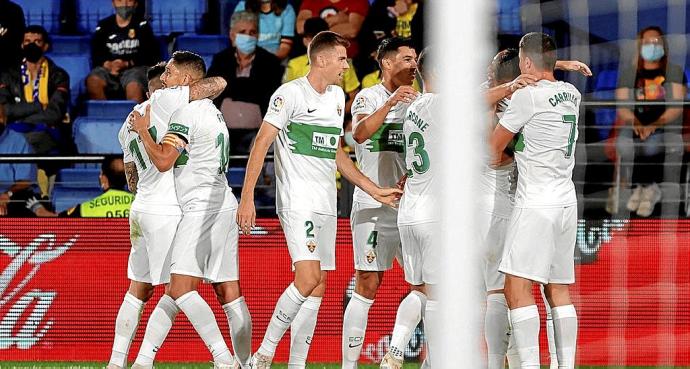 Los jugadores del Elche, tras el gol que marcaron en la derrota ante el Villarreal (1-1). Foto: Efe