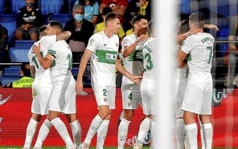 Los jugadores del Elche, tras el gol que marcaron en la derrota ante el Villarreal (1-1). Foto: Efe