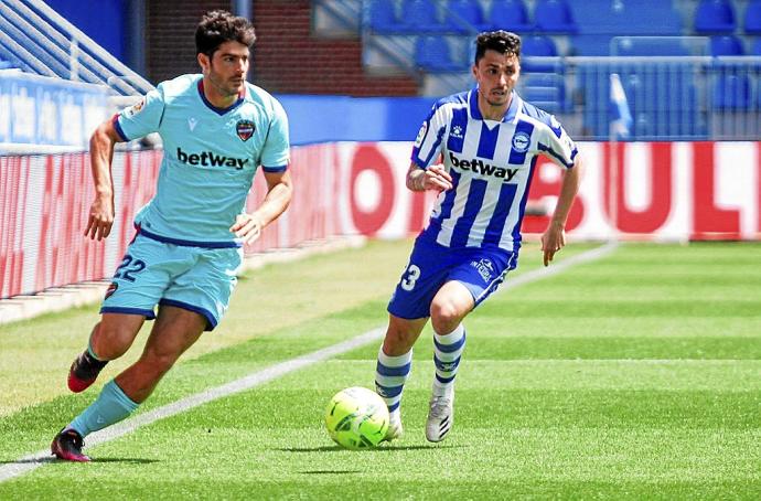 Ximo Navarro persigue a Melero (Levante) en un partido de la pasada temporada. Foto: Jorge Muñoz