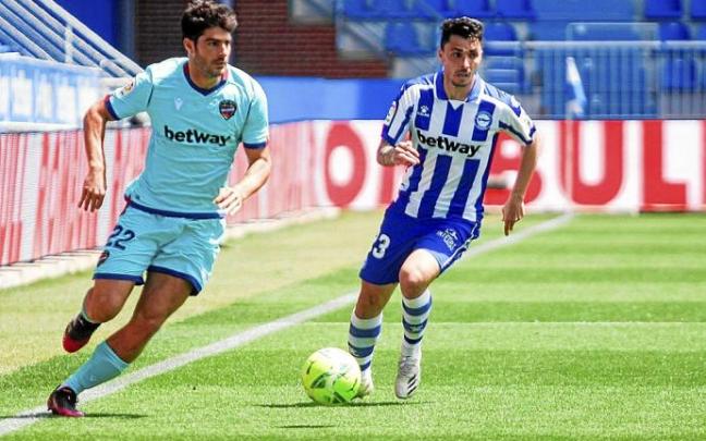 Ximo Navarro persigue a Melero (Levante) en un partido de la pasada temporada. Foto: Jorge Muñoz