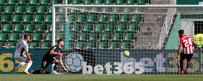 Boyé supera a Ezkieta para marcar el primer gol al Athletic en el último partido de la temporada pasada.