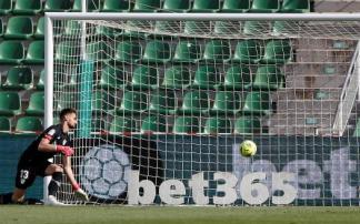 Boyé supera a Ezkieta para marcar el primer gol al Athletic en el último partido de la temporada pasada.