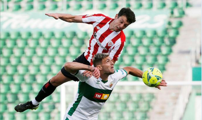 El delantero argentino del Elche, Lucas Boyé y el centrocampista del Athletic, Mikel Vesga durante el último partido de la pasada temporada.