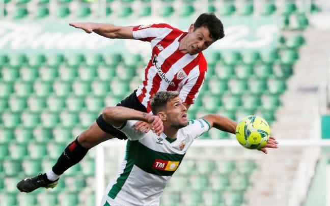 El delantero argentino del Elche, Lucas Boyé y el centrocampista del Athletic, Mikel Vesga durante el último partido de la pasada temporada.