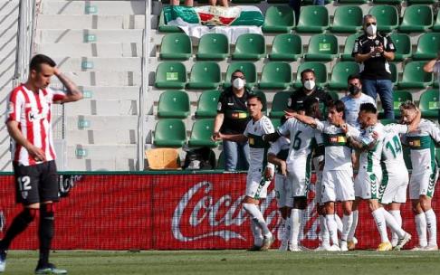 Álex Berenguer tras uno de los goles que ha metido el Elche en el Martínez Valero