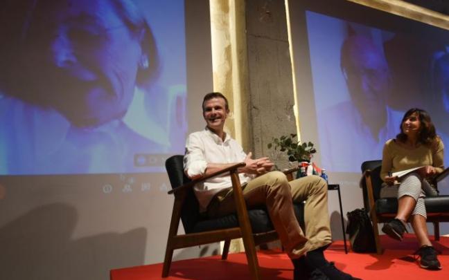 Jon Uriarte en la presentación de su plancha, acto presentado por Begoña Beristain, vocal del Colegio Vasco de Periodistas.