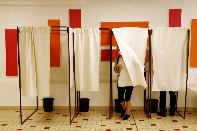 Votantes en un colegio electoral en Francia.