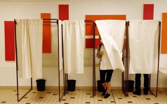Votantes en un colegio electoral en Francia. Votantes en un colegio electoral en Francia.