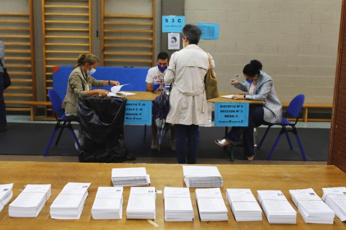 La fotografía del Sociómetro respecto a las elecciones del pasado 12 de julio –en la imagen, la votación en uno de los colegios vascos– consolida al Ejecutivo de Urkullu.