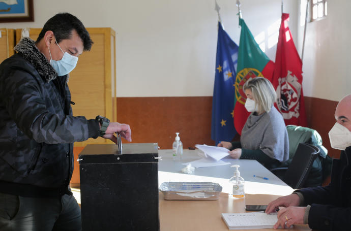 Un hombre vota en un colegio electoral del Alto Duero portugués.