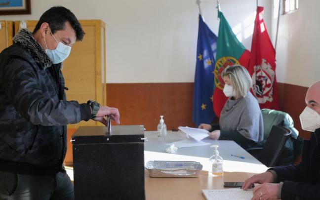 Un hombre vota en un colegio electoral del Alto Duero portugués.
