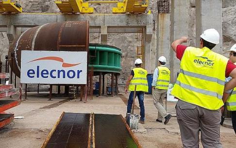 Trabajadores en una planta de Elecnor.