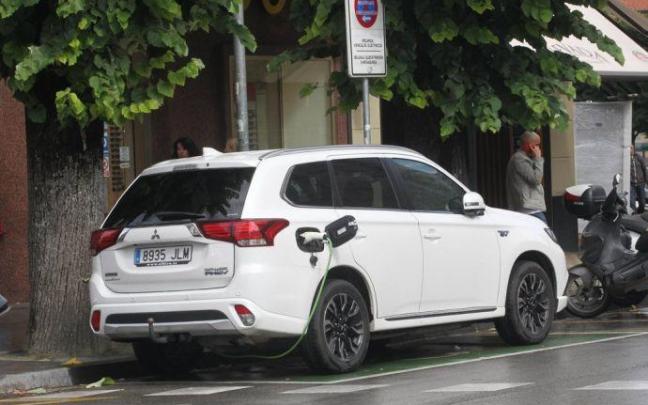 Coche eléctrico en plena recarga.