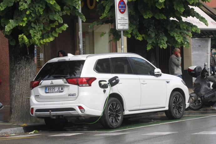 Coche eléctrico en plena recarga.