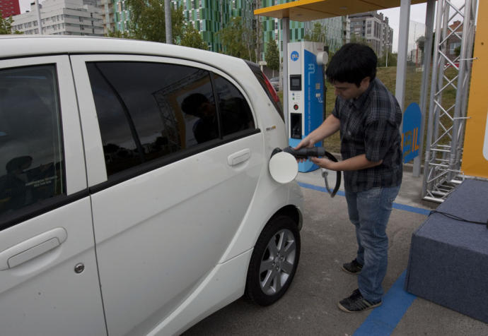 Recarga de un coche eléctrico en una electrolinera.