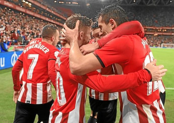 Los leones celebran tras marcar gol al Barcelona. Foto: Juan Lazkano