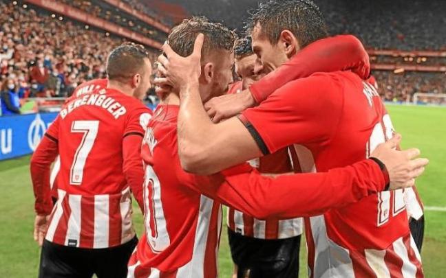 Los leones celebran tras marcar gol al Barcelona. Foto: Juan Lazkano