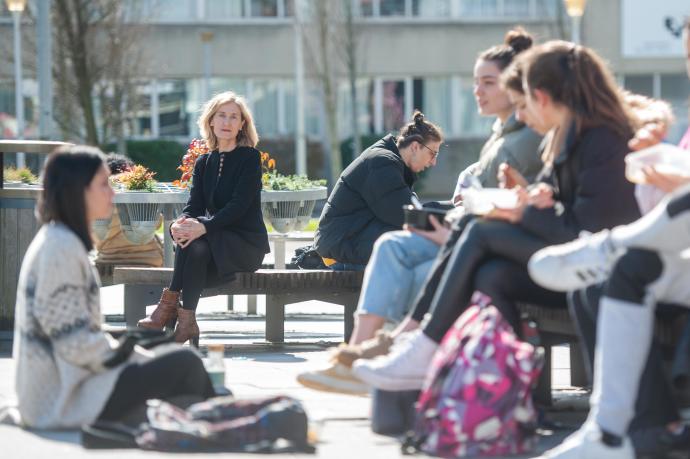 La directora de Igualdad de la UPV/EHU, Elena Leiñena, en el campus de Leioa junto a unas jóvenes que almuerzan en la plaza Mikel Laboa.