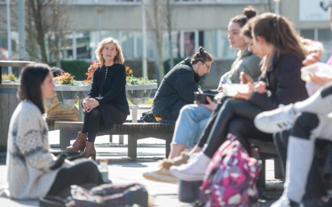 La directora de Igualdad de la UPV/EHU, Elena Leiñena, en el campus de Leioa junto a unas jóvenes que almuerzan en la plaza Mikel Laboa. La directora de Igualdad de la UPV/EHU, Elena Leiñena, en el campus de Leioa junto a unas jóvenes que almuerzan en la plaza Mikel Laboa.