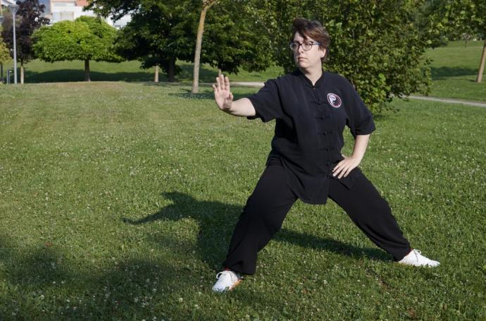 Elena Flecha realiza el final del movimiento Lan Zhai Yi en el parque de Sarriguren.