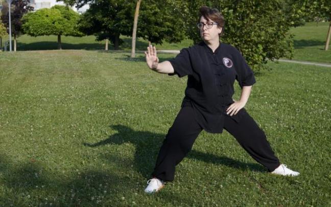 Elena Flecha realiza el final del movimiento Lan Zhai Yi en el parque de Sarriguren.