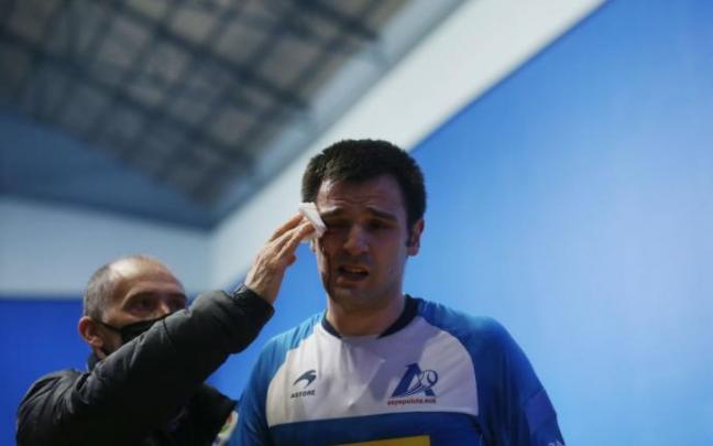 Danel Elezkano, atendido por el médico Iñigo Simón tras recibir el pelotazo en el pómulo. Danel Elezkano, atendido por el médico Iñigo Simón tras recibir el pelotazo en el pómulo.