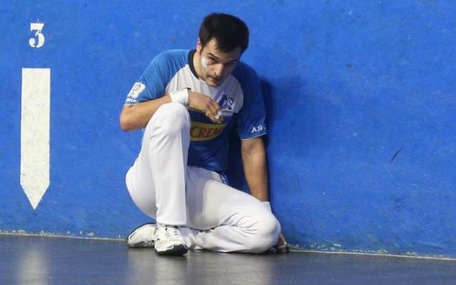 Danel Elezkano, durante un lance del encuentro del domingo, en el que recibió un pelotazo en la cara. Danel Elezkano, durante un lance del encuentro del domingo, en el que recibió un pelotazo en la cara.