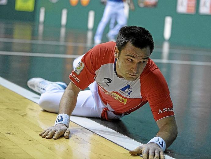 Danel Elezkano observa uno de sus golpeos durante el partido disputado en el Labrit. Foto: Unai Beroiz