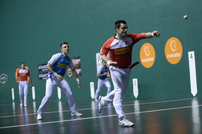 Elezkano II remata ante Peña II, este sábado en el frontón Labrit.