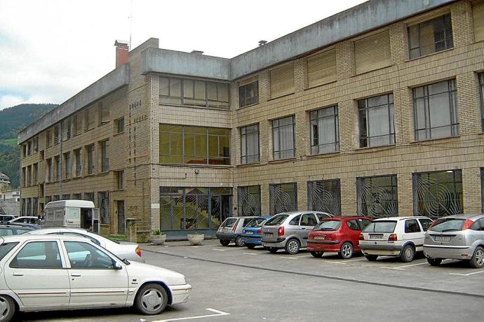 Vista del edificio de las antiguas escuelas de Pedro Muguruza.