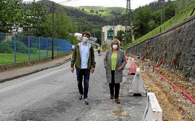 Iosu Arraiz y Ane Beitia, ayer junto a las obras de Arriaga. Foto: J.Leon