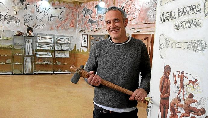 José Julián Márquez posa con una de sus réplicas a las puertas de Hezur Museoa.