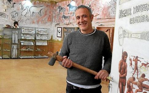 José Julián Márquez posa con una de sus réplicas a las puertas de Hezur Museoa. José Julián Márquez posa con una de sus réplicas a las puertas de Hezur Museoa.